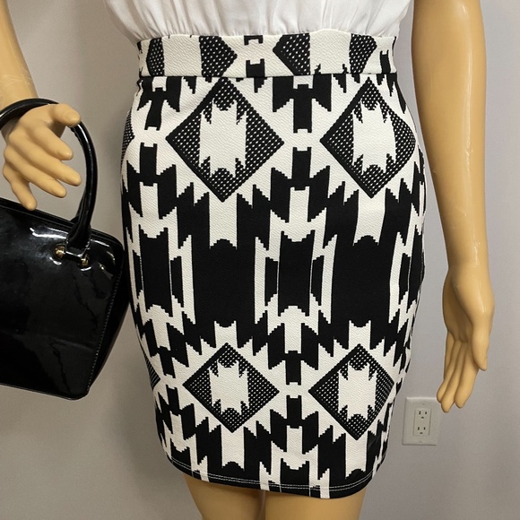 White halter chiffon like top w black white ikat patterned fitted mini skirt! - Picture 4 of 14